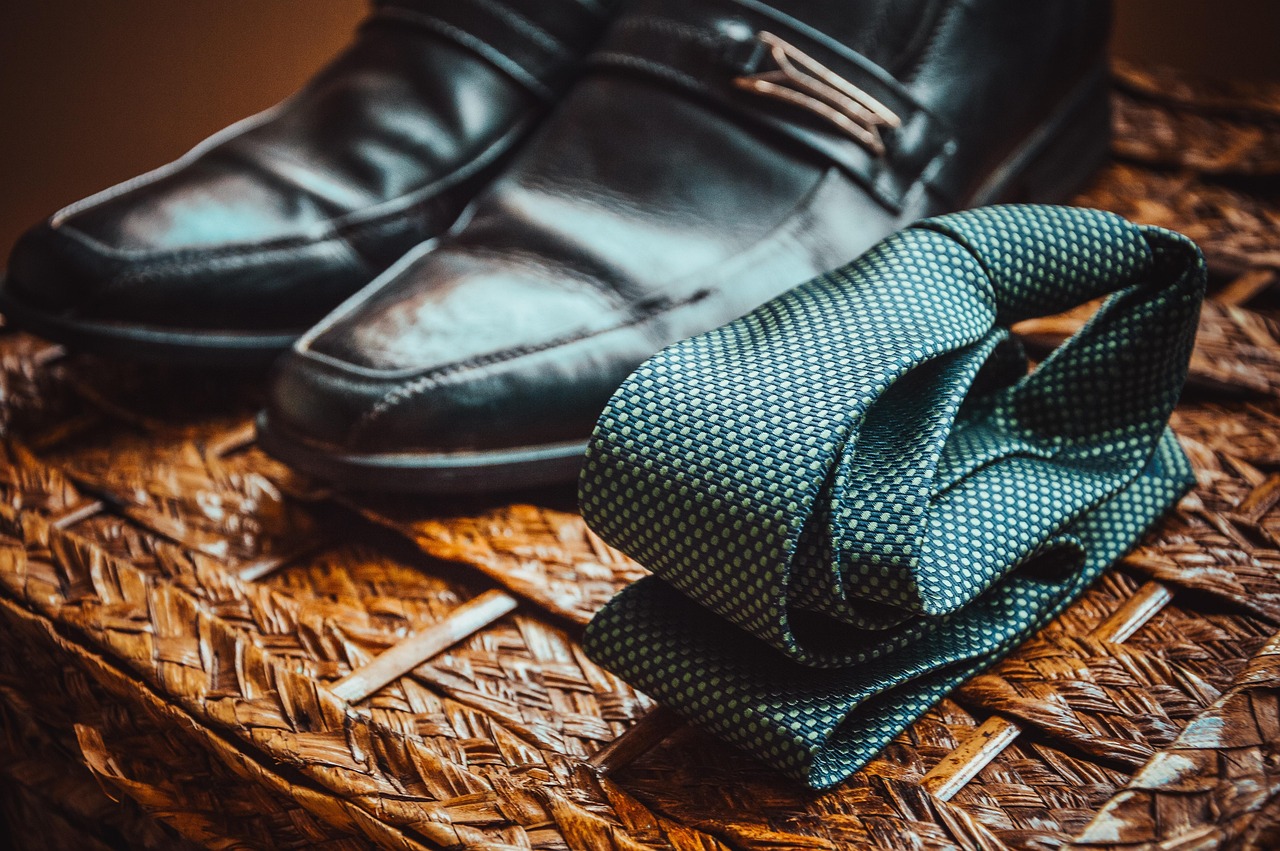 Necktie, leather shoes, fashion — Futures Trading Discount: Make the Most of Low-Cost Trading Offers