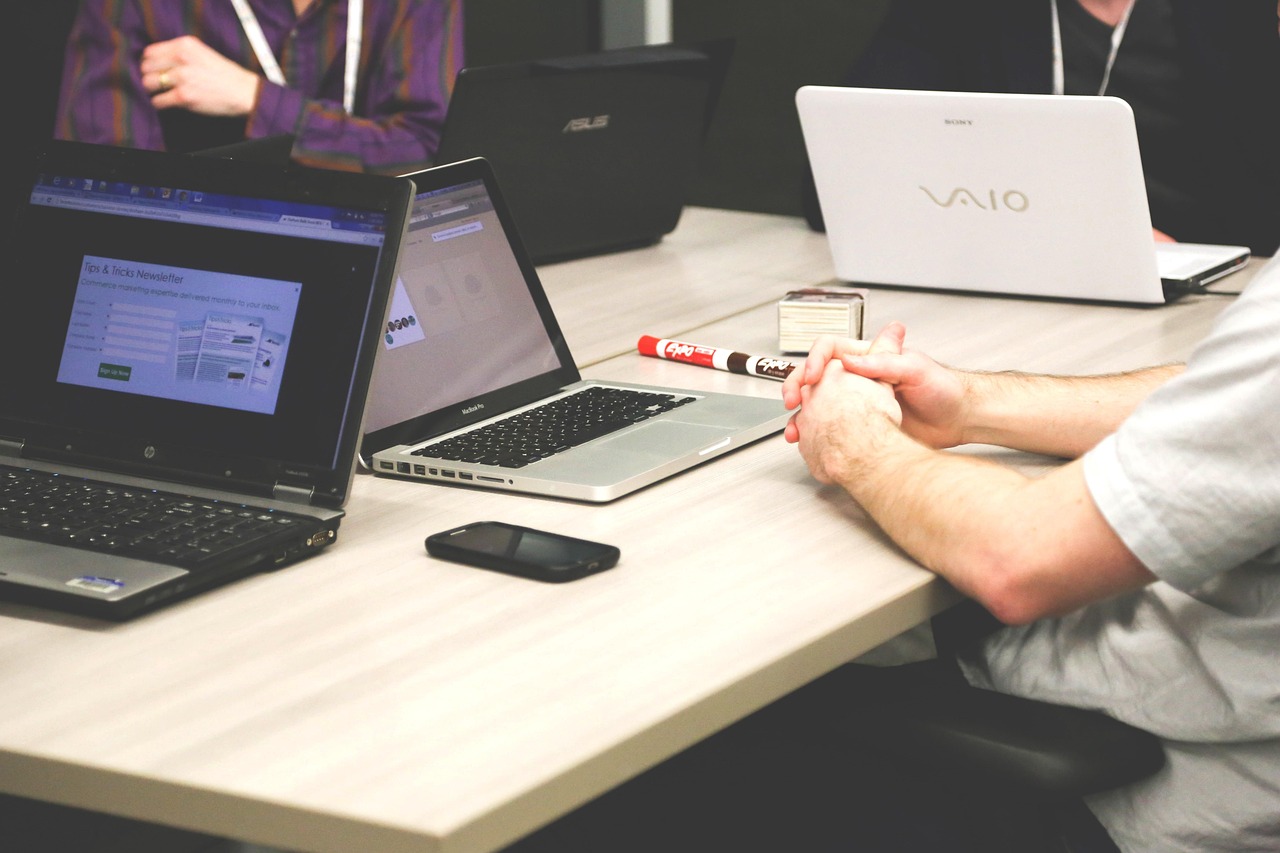 Laptops, meeting, businessmen — The Beginners Guide to Discounted Futures Trading